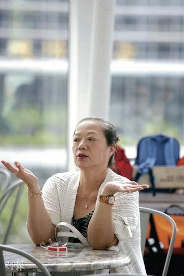 準備乘搭香港航空往上海的陳女士,昨批評航班延誤逾7小時才能起飛,但職員欠清晰交代。(邱雅錡攝) 準備乘搭香港航空往上海的陳女士,昨批評航班延誤逾7小時才能起飛,但職員欠清晰交代。(邱雅錡攝)
