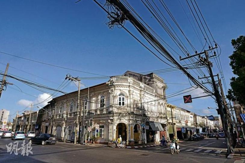 在布吉舊城,保留了大量華麗的殖民地建築與店屋。(黃潔玲攝)Lard Yai Antique Shop是家舊物雜貨店,以玩具車佔大多數,但仔細看下去,其實幾乎什麼都有。(黃潔玲攝)Lard Yai Antique Shop的店外放着古老小孩車,也放着櫈子,讓你閒坐喝咖啡。(黃潔玲攝)Chino Cafe Gallery有着淡淡的日式小店味道,清雅脫俗。(黃潔玲攝)Chino Cafe Gallery店內有售的布吉小吃Tao So,源自中國,像中國的燒餅,有鹹甜兩款,每粒10泰銖(約2.5港元)。( 在布吉舊城,保留了大量華麗的殖民地建築與店屋。(黃潔玲攝)Lard Yai Antique Shop是家舊物雜貨店,以玩具車佔大多數,但仔細看下去,其實幾乎什麼都有。(黃潔玲攝)Lard Yai Antique Shop的店外放着古老小孩車,也放着櫈子,讓你閒坐喝咖啡。(黃潔玲攝)Chino Cafe Gallery有着淡淡的日式小店味道,清雅脫俗。(黃潔玲攝)Chino Cafe Gallery店內有售的布吉小吃Tao So,源自中國,像中國的燒餅,有鹹甜兩款,每粒10泰銖(約2.5港元)。(