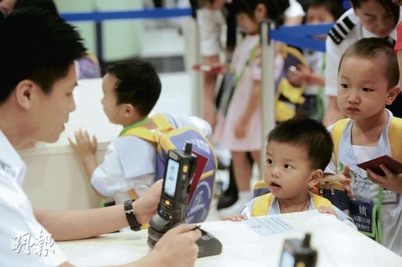 入境處將於新學年起推出「跨境學童簡易過境程序」,加快跨境學童過關,其中落馬洲支線管制站已於8月22日起試行,昨日一批幼稚園學生過關時,逐一交出貼有標籤的回港證,讓人境處人員「嘟一嘟」,約7至9秒內便完成過關手續。(尹錦恩攝) (明報製圖) 入境處將於新學年起推出「跨境學童簡易過境程序」,加快跨境學童過關,其中落馬洲支線管制站已於8月22日起試行,昨日一批幼稚園學生過關時,逐一交出貼有標籤的回港證,讓人境處人員「嘟一嘟」,約7至9秒內便完成過關手續。(尹錦恩攝) (明報製圖)