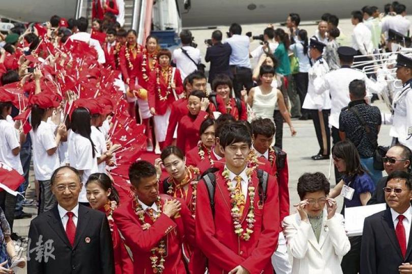奧運金牌運動員昨抵港,在團長、國體總局長劉鵬(前排左一)帶領下步出停機坪,帶頭的運動員是奧運游泳兩金得主孫楊(前排右二),政務司長林鄭月娥(前排右二)到場接機,在酷熱天氣下舉行迎接儀式。(李紹昌攝) 代表團舉行的記者會上,運動員多次被記者問及有關國民教育的問題,台上的孫楊及吳敏霞不知就裏,不時互相對望,用笑容向對方「求救」。(李紹昌攝) 在倫奧因0.1分失全能「吊環王」陳一冰(中),在港首晚便在化妝品店大有收穫,離開時有保安員為他開路。(梁榮達攝) 中國金牌游泳運動員孫楊(中)昨日逛電器連鎖店時 奧運金牌運動員昨抵港,在團長、國體總局長劉鵬(前排左一)帶領下步出停機坪,帶頭的運動員是奧運游泳兩金得主孫楊(前排右二),政務司長林鄭月娥(前排右二)到場接機,在酷熱天氣下舉行迎接儀式。(李紹昌攝) 代表團舉行的記者會上,運動員多次被記者問及有關國民教育的問題,台上的孫楊及吳敏霞不知就裏,不時互相對望,用笑容向對方「求救」。(李紹昌攝) 在倫奧因0.1分失全能「吊環王」陳一冰(中),在港首晚便在化妝品店大有收穫,離開時有保安員為他開路。(梁榮達攝) 中國金牌游泳運動員孫楊(中)昨日逛電器連鎖店時