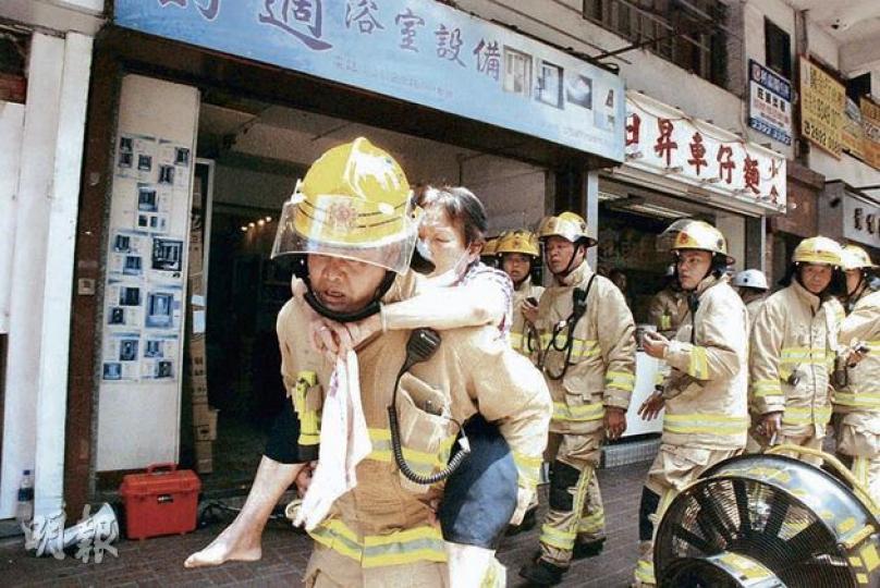 勝興樓劏房火警中不少被困居民為老弱婦孺,圖中患哮喘的婆婆要靠消防員把她揹出火場。(雲錦鋒攝) 勝興樓火警現場曾冒出大量濃煙,有住客無法沿樓梯逃生,一度在家中開窗探頭外望及揮手求援。(雲錦鋒攝) 旺角勝興樓昨日發生劏房火警,一度濃煙密佈。(雲錦鋒攝) 昨日劏房火警期間,逾30居民要由消防員協助疏散。(雲錦鋒攝) 起火的一樓劏房,劏房外走廊嚴重熏黑,家具付諸一炬,高熱下電箱等裝置被燒至近乎熔解。(林錫禮攝) 勝興樓劏房火警中不少被困居民為老弱婦孺,圖中患哮喘的婆婆要靠消防員把她揹出火場。(雲錦鋒攝) 勝興樓火警現場曾冒出大量濃煙,有住客無法沿樓梯逃生,一度在家中開窗探頭外望及揮手求援。(雲錦鋒攝) 旺角勝興樓昨日發生劏房火警,一度濃煙密佈。(雲錦鋒攝) 昨日劏房火警期間,逾30居民要由消防員協助疏散。(雲錦鋒攝) 起火的一樓劏房,劏房外走廊嚴重熏黑,家具付諸一炬,高熱下電箱等裝置被燒至近乎熔解。(林錫禮攝)