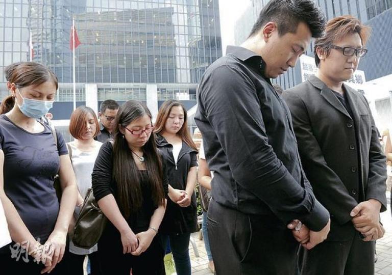 殉職領隊謝廷駿(Masa)生前的同事及好友,昨陪同Masa的親友以及人質事件的生還者,遊行到政府總部,要求特區政府為受害者爭取公道。(劉焌陶攝) 殉職領隊謝廷駿(Masa)生前的同事及好友,昨陪同Masa的親友以及人質事件的生還者,遊行到政府總部,要求特區政府為受害者爭取公道。(劉焌陶攝)
