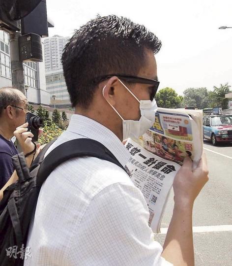 被告霍瑞文為逃避記者採訪,一度戴上口罩、太陽眼鏡並躲於男廁逾1小時,最後更衝紅燈過馬路,險象環生。(唐若韞攝) 被告霍瑞文為逃避記者採訪,一度戴上口罩、太陽眼鏡並躲於男廁逾1小時,最後更衝紅燈過馬路,險象環生。(唐若韞攝)