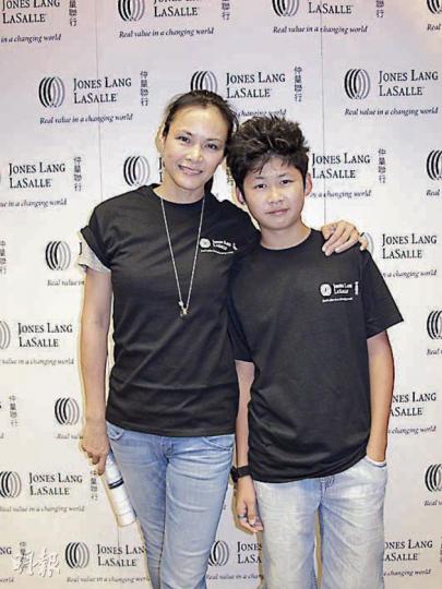 馬詩慧帶同12歲兒子Kadin參加慈善活動,為兒子灌輸助人的道理。(攝影/記者﹕林蘊兒) 馬詩慧帶同12歲兒子Kadin參加慈善活動,為兒子灌輸助人的道理。(攝影/記者﹕林蘊兒)