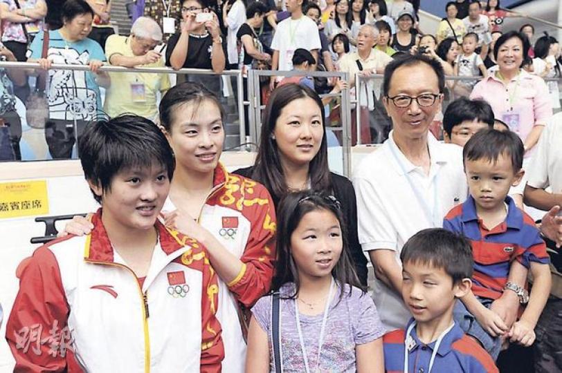 「跳水皇后」伏明霞(後排左二)昨與丈夫梁錦松(後排左三)及3子女一起欣賞現演,更與新一代跳水女將吳敏霞(後排左一)及陳若琳(前排左一)合照。(尹錦恩攝) 「跳水皇后」伏明霞(後排左二)昨與丈夫梁錦松(後排左三)及3子女一起欣賞現演,更與新一代跳水女將吳敏霞(後排左一)及陳若琳(前排左一)合照。(尹錦恩攝)