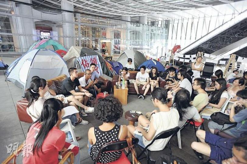 佔領中環被法庭頒令明晚9時前撤走,成員昨午舉行「佔領點收科」討論會,成員及關注事件者均期望佔領及反資本主義的意念可融入生活。(陳淑安攝) 10個月來「佔領中環」成員在匯豐總行樓下建立了小社區,雖然明天便是「撤退」限期,但昨日成員仍未搬走「家具」,他們更擬明晚舉行音樂會。(陳淑安攝) 佔領中環被法庭頒令明晚9時前撤走,成員昨午舉行「佔領點收科」討論會,成員及關注事件者均期望佔領及反資本主義的意念可融入生活。(陳淑安攝) 10個月來「佔領中環」成員在匯豐總行樓下建立了小社區,雖然明天便是「撤退」限期,但昨日成員仍未搬走「家具」,他們更擬明晚舉行音樂會。(陳淑安攝)