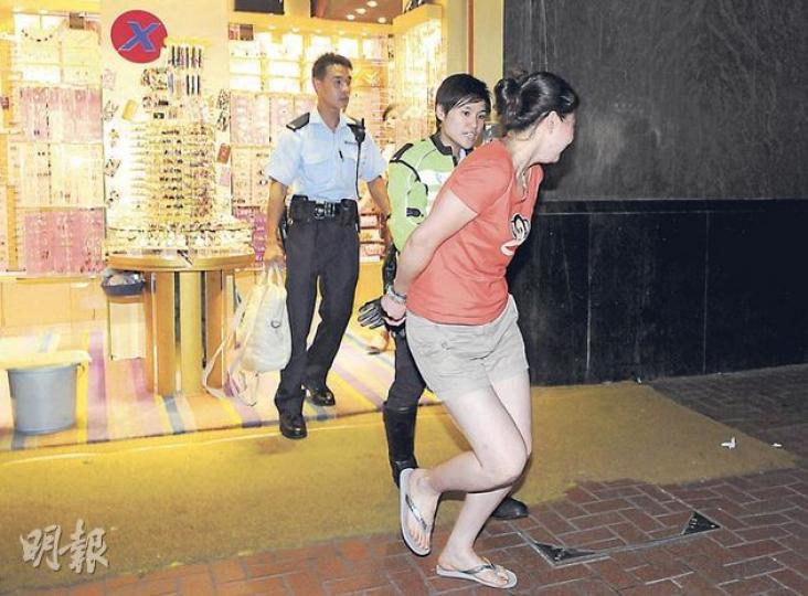 一名女子於銅鑼灣偷去總值逾萬元水晶飾物,人贓並獲,被捕時不斷痛哭求情。(蔡方山攝) 一名女子於銅鑼灣偷去總值逾萬元水晶飾物,人贓並獲,被捕時不斷痛哭求情。(蔡方山攝)
