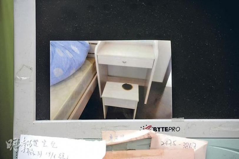 業主陳小姐返回番禺珊瑚灣畔住所,發現梳妝枱椅子大片燒焦,認為家具曾遭人毁壞。(尹錦恩攝) 業主陳小姐返回番禺珊瑚灣畔住所,發現梳妝枱椅子大片燒焦,認為家具曾遭人毁壞。(尹錦恩攝)