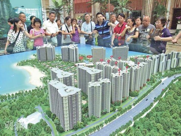近年不少本港的退休人士,紛紛到內地離市區較遠樓盤置業,並隨「睇樓團」到處格價。(明報記者攝) 近年不少本港的退休人士,紛紛到內地離市區較遠樓盤置業,並隨「睇樓團」到處格價。(明報記者攝)