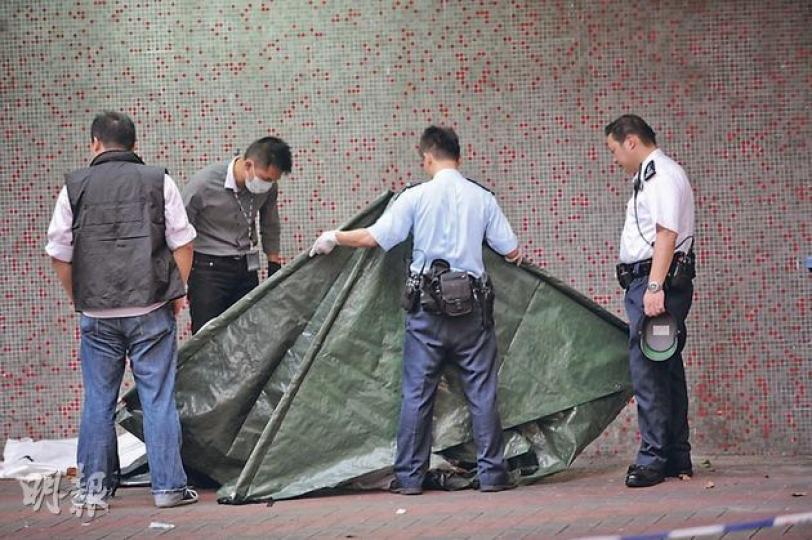 竹園北邨昨日有患精神病聾啞婦人墮樓命案,探員接報到場調查,並用膠帳篷遮蓋死者屍體。(樊銳昌攝) 警方因襲啞女死者倒臥地點與懷疑墮樓位置的電梯大堂有距離,一度封鎖現場作深入調查。(樊銳昌攝) 竹園北邨昨日有患精神病聾啞婦人墮樓命案,探員接報到場調查,並用膠帳篷遮蓋死者屍體。(樊銳昌攝) 警方因襲啞女死者倒臥地點與懷疑墮樓位置的電梯大堂有距離,一度封鎖現場作深入調查。(樊銳昌攝)