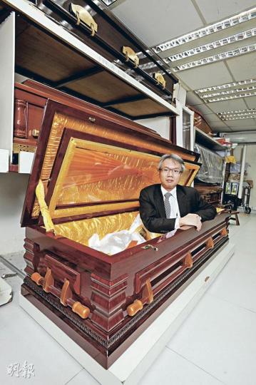 Richard(葉思雅攝) 司徒姐(右)(葉思雅攝) 政府骨灰龕位長期爆滿,私營的價錢則動輒以十萬元計,司徒愛麗說,很多人寧願把先人骨灰放在家中,這種新興的水晶發光骨灰盅,售價3000多元,比一般雲石、玉盅時尚美觀,有不少人買來在家中安放骨灰。(葉思雅攝) 海葬貝殼!(約$3000),新引入的海葬器皿,把先人骨灰以專用膠袋盛起,然後放入貝殼內,投進大海。以環保物料製造的貝殼,會先漂浮5至10分鐘,然後徐徐下沉,過些時日就會自然分解。(葉思雅攝) 瑪瑙盅豪華特別版(約 $8000)(葉思雅攝) Richard(葉思雅攝) 司徒姐(右)(葉思雅攝) 政府骨灰龕位長期爆滿,私營的價錢則動輒以十萬元計,司徒愛麗說,很多人寧願把先人骨灰放在家中,這種新興的水晶發光骨灰盅,售價3000多元,比一般雲石、玉盅時尚美觀,有不少人買來在家中安放骨灰。(葉思雅攝) 海葬貝殼!(約$3000),新引入的海葬器皿,把先人骨灰以專用膠袋盛起,然後放入貝殼內,投進大海。以環保物料製造的貝殼,會先漂浮5至10分鐘,然後徐徐下沉,過些時日就會自然分解。(葉思雅攝) 瑪瑙盅豪華特別版(約 $8000)(葉思雅攝)