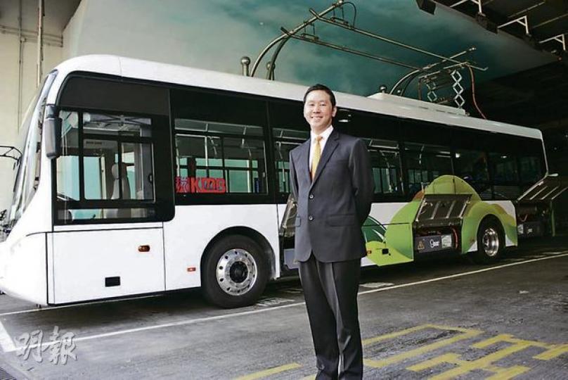 九巴正試驗第二代電容巴士「gBus」,車頂上設置集電弓,若需要充電,只需將集電弓升起至接觸巴士站的電網就可。車前為九巴副董事總經理歐陽杞浚。(黃俊鋒攝) 九巴正試驗第二代電容巴士「gBus」,車頂上設置集電弓,若需要充電,只需將集電弓升起至接觸巴士站的電網就可。車前為九巴副董事總經理歐陽杞浚。(黃俊鋒攝)