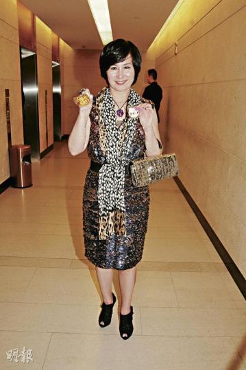 駐顏有術的何超瓊笑言﹕「減去24,我今年是26歲生日!」(攝影﹕梁迺楠) 殼王陳國強與太太手拖手到場祝賀。(攝影﹕梁迺楠) 何超儀下午到晚上都沒有換衫,穿上老虎圖案上衣配熒光裙。(攝影﹕梁迺楠) 駐顏有術的何超瓊笑言﹕「減去24,我今年是26歲生日!」(攝影﹕梁迺楠) 殼王陳國強與太太手拖手到場祝賀。(攝影﹕梁迺楠) 何超儀下午到晚上都沒有換衫,穿上老虎圖案上衣配熒光裙。(攝影﹕梁迺楠)