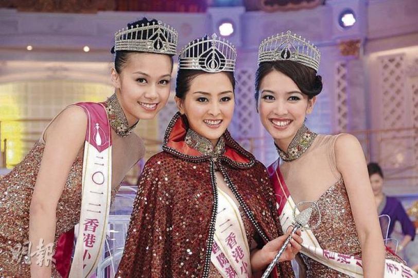 亞軍黃心穎(左起)、冠軍張名雅及季軍朱千雪戴上后冠,在爭議聲中成為2012香港小姐三甲。(攝影:鍾偉茵、梁迺楠) 張名雅外形出眾、表現淡定,大熱奪冠。(攝影:鍾偉茵、梁迺楠) 黑馬黃心穎憑出眾口才彈出,獲得亞軍。(攝影:鍾偉茵、梁迺楠) 朱千雪表現平均又獲現場最多藝員口頭投票支持,可惜只得季軍。(攝影:鍾偉茵、梁迺楠) 陳潔玲(攝影:鍾偉茵、梁迺楠) 曾明俐(攝影:鍾偉茵、梁迺楠) 湯洛雯(攝影:鍾偉茵、梁迺楠) 岑杏賢表現大方得體,爆冷奪「最上鏡小姐」。(攝影:鍾偉茵、梁迺楠) 無綫安排大批當 亞軍黃心穎(左起)、冠軍張名雅及季軍朱千雪戴上后冠,在爭議聲中成為2012香港小姐三甲。(攝影:鍾偉茵、梁迺楠) 張名雅外形出眾、表現淡定,大熱奪冠。(攝影:鍾偉茵、梁迺楠) 黑馬黃心穎憑出眾口才彈出,獲得亞軍。(攝影:鍾偉茵、梁迺楠) 朱千雪表現平均又獲現場最多藝員口頭投票支持,可惜只得季軍。(攝影:鍾偉茵、梁迺楠) 陳潔玲(攝影:鍾偉茵、梁迺楠) 曾明俐(攝影:鍾偉茵、梁迺楠) 湯洛雯(攝影:鍾偉茵、梁迺楠) 岑杏賢表現大方得體,爆冷奪「最上鏡小姐」。(攝影:鍾偉茵、梁迺楠) 無綫安排大批當