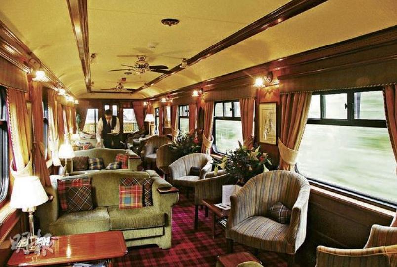 由舊Pullman列車廚房車卡改裝成的觀景車廂,有如列車的起居室。(郭瑋瑋攝) 客人由蘇格蘭風笛手的音樂帶領下,到列車停靠的月台上車。(郭瑋瑋攝) 喝餐前酒時,也有源源不絕的小吃供應。(郭瑋瑋攝) 雙人卧艙裝潢雅致,而且不覺侷促。(郭瑋瑋攝) 晚飯過後,當地樂手便來列車上表演傳統音樂。(郭瑋瑋攝) 上車不久,職員便備好豐盛的下午茶。(郭瑋瑋攝) 列車的廚房雖小,卻能炮製出酒店水準的晚餐。(郭瑋瑋攝) Rothiemurchus莊園的射擊導師,耐心教導我們這些「新丁」。(郭瑋瑋攝) 活動過後,可到 由舊Pullman列車廚房車卡改裝成的觀景車廂,有如列車的起居室。(郭瑋瑋攝) 客人由蘇格蘭風笛手的音樂帶領下,到列車停靠的月台上車。(郭瑋瑋攝) 喝餐前酒時,也有源源不絕的小吃供應。(郭瑋瑋攝) 雙人卧艙裝潢雅致,而且不覺侷促。(郭瑋瑋攝) 晚飯過後,當地樂手便來列車上表演傳統音樂。(郭瑋瑋攝) 上車不久,職員便備好豐盛的下午茶。(郭瑋瑋攝) 列車的廚房雖小,卻能炮製出酒店水準的晚餐。(郭瑋瑋攝) Rothiemurchus莊園的射擊導師,耐心教導我們這些「新丁」。(郭瑋瑋攝) 活動過後,可到