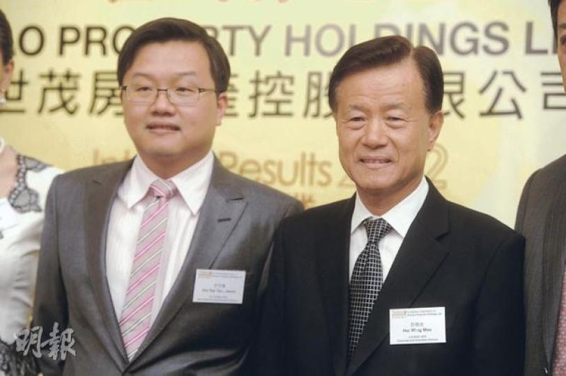 世茂房地產昨日明確表示，今年9、10月起，旗下物業銷售均價將明顯上升，並對下半年市場看法樂觀。圖為世茂主席許榮茂（右）及副主席許世壇。 （尹錦恩攝）