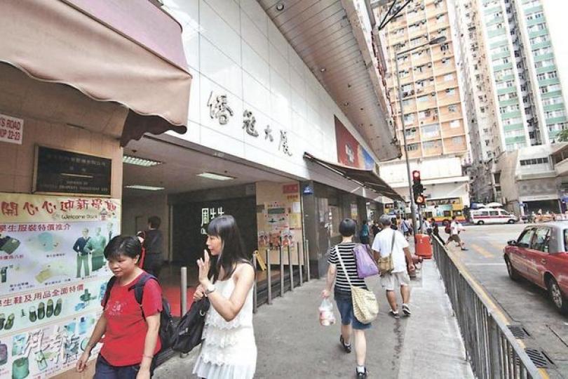 僑冠大廈是北角老牌大廈,六七暴動期間,港府從英軍借用直升機,派員空降僑冠搜捕左派分子。(明報記者攝) 僑冠大廈是北角老牌大廈,六七暴動期間,港府從英軍借用直升機,派員空降僑冠搜捕左派分子。(明報記者攝)