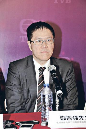 無綫電視業務總經理鄭善強表示，投票開始前收到大量不尋常數據流入。（梁榮達攝） 即使全民投票失敗，但未有阻礙3名由「小圈子」評判團選出的出爐港姐開始出席活動。左起為亞軍黃心穎、冠軍張名雅和季軍朱千雪。（梁榮達攝）