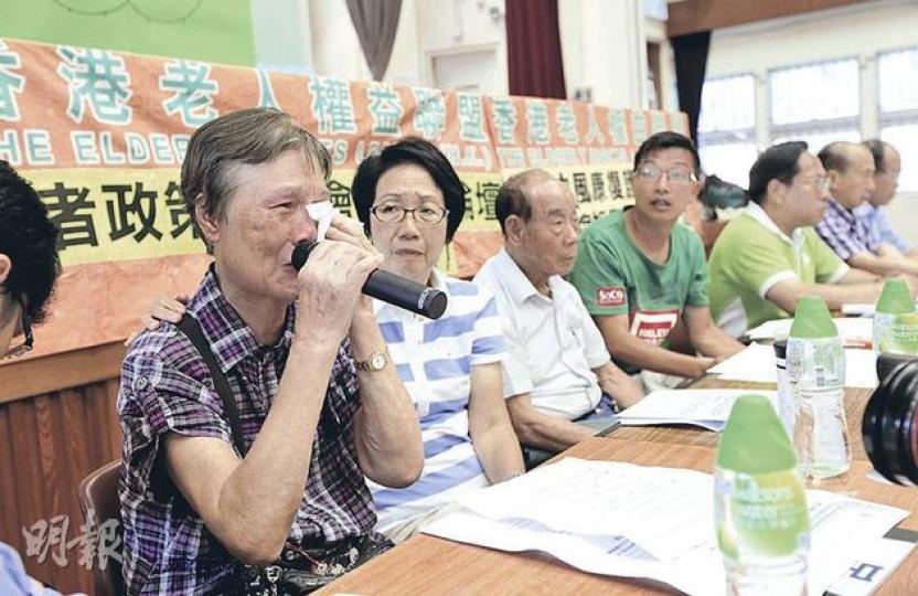 梁惠珍婆婆（左一）百病纏身、行動不便，仍需多等兩年才獲派院舍，向出席論壇的候選人談及苦况時忍不住落淚。（李澤彤攝）