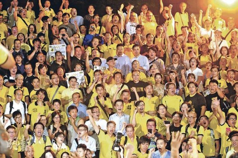 數百人民力量支持者到達灣仔修頓球場為人力候選人打氣,黃衫軍在民主黨發言時喝倒彩。(鄧宗弘攝) 社民連吳文遠(右一)向新民黨葉劉淑儀(中)贈送「葉太回憶錄」,更有成員在她發言時高喊「掃把頭」,被她狠批「返去讀幼稚園啦」。(鄧宗弘攝) 數百人民力量支持者到達灣仔修頓球場為人力候選人打氣,黃衫軍在民主黨發言時喝倒彩。(鄧宗弘攝) 社民連吳文遠(右一)向新民黨葉劉淑儀(中)贈送「葉太回憶錄」,更有成員在她發言時高喊「掃把頭」,被她狠批「返去讀幼稚園啦」。(鄧宗弘攝)