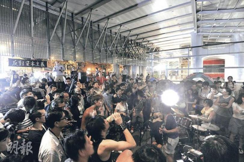「佔領中環」昨晚在匯豐銀行中環總行地下度過「最後一夜」,但現場並無離愁別緒,60多人載歌載舞,有人大唱搖滾樂曲。(余俊亮攝) 匯豐保安員昨晚約10時張貼告示,警告「任何不遵守法院命令的佔用者可能會受到制裁」,但當時佔領者仍沉醉於歌舞中,對張貼行動毫無反應。(余俊亮攝) 主婦阿樹帶同2歲和4歲的女兒,參與中環「最後一夜」,盼讓她們感受這個清場前的自由空間,她認為匯豐不應清場,香港本已缺少公共空間。(余俊亮攝) 「佔領中環」昨晚在匯豐銀行中環總行地下度過「最後一夜」,但現場並無離愁別緒,60多人載歌載舞,有人大唱搖滾樂曲。(余俊亮攝) 匯豐保安員昨晚約10時張貼告示,警告「任何不遵守法院命令的佔用者可能會受到制裁」,但當時佔領者仍沉醉於歌舞中,對張貼行動毫無反應。(余俊亮攝) 主婦阿樹帶同2歲和4歲的女兒,參與中環「最後一夜」,盼讓她們感受這個清場前的自由空間,她認為匯豐不應清場,香港本已缺少公共空間。(余俊亮攝)
