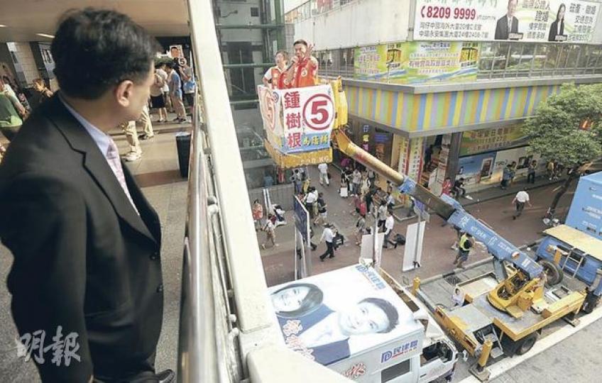 鍾樹根話想「升級」做立法會議員,所以出埋升降台,喺灣仔行人天橋外拉票。(余俊亮攝) 鍾樹根話想「升級」做立法會議員,所以出埋升降台,喺灣仔行人天橋外拉票。(余俊亮攝)