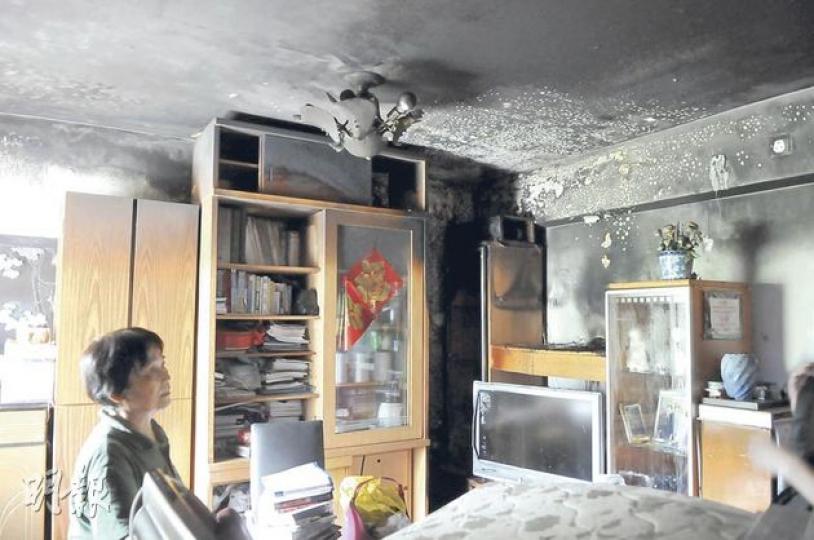 藍田公屋單位疑因拖板過熱起火，戶主吳氏夫婦返家發現單位嚴重熏黑，估計損失約20萬元裝修及電器。（黃熙麗攝）