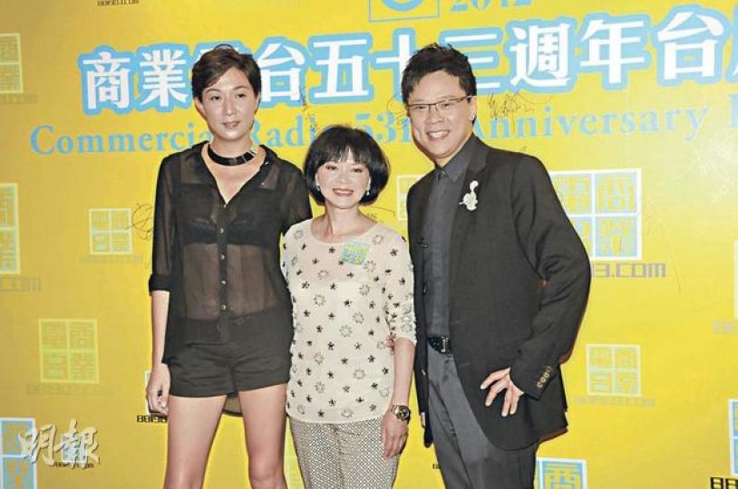 查小欣(中)跟吳綺莉(左)新舊交替表現大方,跟一手促成事件的陳志雲(右)合照。(攝影:孫華中) 查小欣(中)跟吳綺莉(左)新舊交替表現大方,跟一手促成事件的陳志雲(右)合照。(攝影:孫華中)