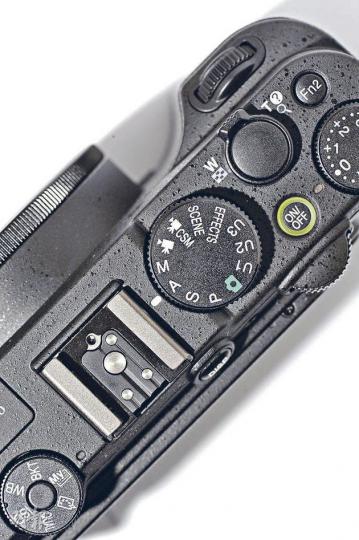 P7700有更多自訂拍攝模式(U1、2、3)及P/S/A/M手動設定,也備多款外置配件如GPS裝置GP-1等。(陳淑安攝) P7700有更多自訂拍攝模式(U1、2、3)及P/S/A/M手動設定,也備多款外置配件如GPS裝置GP-1等。(陳淑安攝)