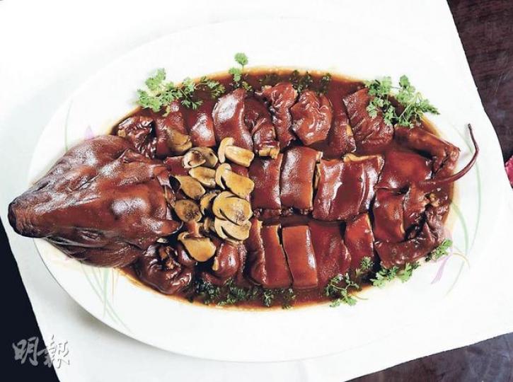 美味牛肝菌燜乳豬 - 用乾牛肝菌以猛火燜好乳豬後，需浸12小時使豬肉軟而鬆化，後加新鮮美味牛肝菌同煮，使每件乳豬都盡收菌香。（$1288，須兩天前預訂，天寶閣）（葉思雅攝） 牛肝菌燒汁元貝皇 - 日航酒店桃李中菜廳的「珍味野菌宴」菜式之一，將供應至9月底。牛肝菌香濃惹味，燒汁能突顯其鮮香可口。（$140，桃李）（林俊源攝） 雞菌芥蘭度炒蝦球 - 新鮮彈牙蝦肉配搭爽口雞菌，口感一絕。（$140，桃李）（林俊源攝）