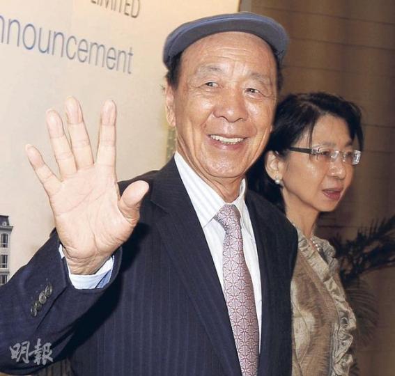 嘉華主席呂志和(左)昨日笑言,市民可以儲錢入市買樓,但買股則要等一年。圖右為其女兒兼公司執董呂慧瑜。(劉焌陶攝) 嘉華主席呂志和(左)昨日笑言,市民可以儲錢入市買樓,但買股則要等一年。圖右為其女兒兼公司執董呂慧瑜。(劉焌陶攝)