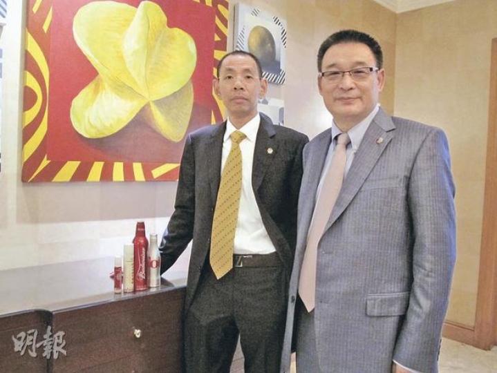 中糧包裝董事總經理張新(左)指出,年底前將在杭州建首條鋁製單片罐產線,預計相關產品毛利率可高達30%。圖右為公司主席王金昌。(葉浩霖攝) 中糧包裝董事總經理張新(左)指出,年底前將在杭州建首條鋁製單片罐產線,預計相關產品毛利率可高達30%。圖右為公司主席王金昌。(葉浩霖攝)
