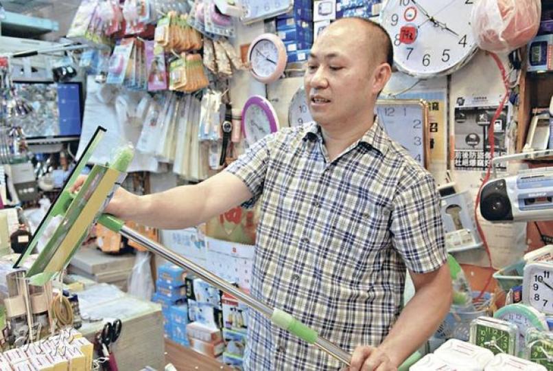 觀塘區山貨店老闆劉先生提醒市民,抹窗切勿拆窗花,建議市民若抹窗時不夠高,可購買其手中約售35元的伸縮棍抹窗,以策安全。(伍浦鋒攝) 觀塘區山貨店老闆劉先生提醒市民,抹窗切勿拆窗花,建議市民若抹窗時不夠高,可購買其手中約售35元的伸縮棍抹窗,以策安全。(伍浦鋒攝)