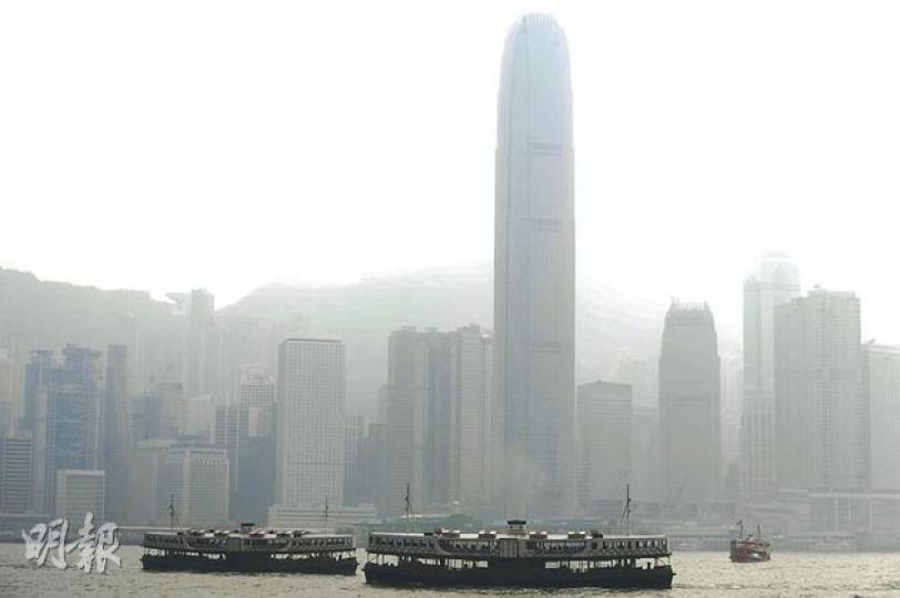 受颱風天秤外圍下沉氣流影響,本港昨被煙霞籠罩,維港兩岸一片灰濛濛。全港14個監測站的粒子濃度,13個超出世衛指引,但只有中環、旺角、銅鑼灣路邊監測站,觀塘及塔門一般監測站共5個站的污染指數超出100的「甚高」水平,令市民誤以為大部分地區的空氣質素合格。(尹錦恩攝) 受颱風天秤外圍下沉氣流影響,本港昨被煙霞籠罩,維港兩岸一片灰濛濛。全港14個監測站的粒子濃度,13個超出世衛指引,但只有中環、旺角、銅鑼灣路邊監測站,觀塘及塔門一般監測站共5個站的污染指數超出100的「甚高」水平,令市民誤以為大部分地區的空氣質素合格。(尹錦恩攝)