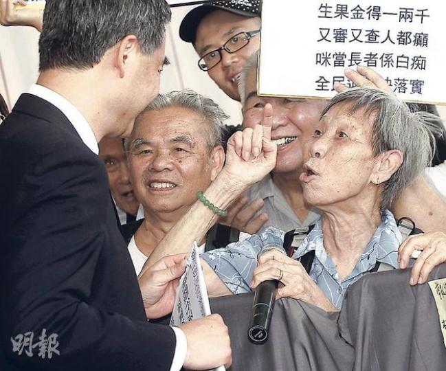 梁振英(背向鏡頭者)昨日表示,政府一定會重視旅客人數及配套設施,在控制入境人數以外,增加內地旅客多到訪之處的各種服務。圖為他昨日出席行會前接收一群長者的請願信,當中包括「活躍」社運的盧少蘭婆婆(前右)。(李紹昌攝) 梁振英(背向鏡頭者)昨日表示,政府一定會重視旅客人數及配套設施,在控制入境人數以外,增加內地旅客多到訪之處的各種服務。圖為他昨日出席行會前接收一群長者的請願信,當中包括「活躍」社運的盧少蘭婆婆(前右)。(李紹昌攝)