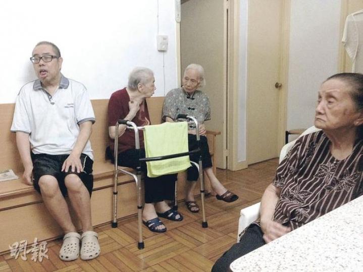 兩名「離奇選民」、60多歲的黃輝煌(左一)和90歲的洪笑治(右一)昨向記者說,民建聯幫他們登記當選民。另一選民林淑勤訪問期間在房間午睡。中間兩名長者是他們的室友或朋友。(明報記者攝) 兩名「離奇選民」、60多歲的黃輝煌(左一)和90歲的洪笑治(右一)昨向記者說,民建聯幫他們登記當選民。另一選民林淑勤訪問期間在房間午睡。中間兩名長者是他們的室友或朋友。(明報記者攝)
