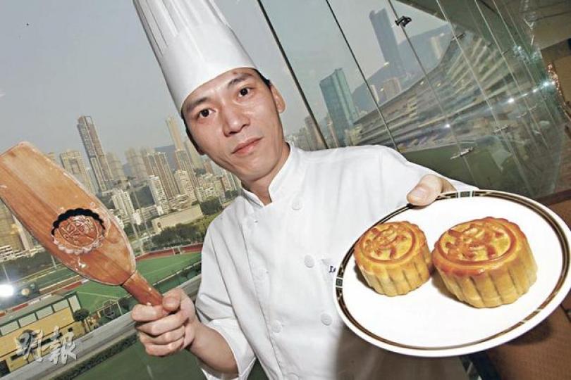 馬會總廚師長林雲輝話,會用正宗湖南蓮蓉,教參加製作月餅工作坊嘅人士,整番個可以喺餅面印有心儀用字的迷你月餅。(李紹昌攝) 馬會總廚師長林雲輝話,會用正宗湖南蓮蓉,教參加製作月餅工作坊嘅人士,整番個可以喺餅面印有心儀用字的迷你月餅。(李紹昌攝)