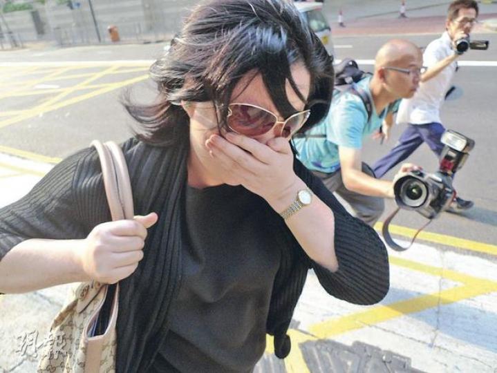 女被告李淑媛名下保險箱收藏外國貨幣,包括秘魯、阿根廷、羅馬尼亞貨幣等。她自稱受聘於教育中心,昨離庭時狂奔避開拍攝,男被告朱書龍則還押。(何偉畧攝) 女被告李淑媛名下保險箱收藏外國貨幣,包括秘魯、阿根廷、羅馬尼亞貨幣等。她自稱受聘於教育中心,昨離庭時狂奔避開拍攝,男被告朱書龍則還押。(何偉畧攝)