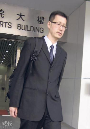 辯方昨稱,兩被告被捕後,懲署更生事務組即增加人手,大規模召回釋囚。冼偉昌解釋,當時剛巧有數名同事離職,調動與案件無關。(林綺琪攝) 被告鄧貴文案發時,其直屬上司為冼偉昌,冼昨說得悉鄧在監督紀錄上「造假」後,對鄧「有少少失望」。(林綺琪攝) 辯方昨稱,兩被告被捕後,懲署更生事務組即增加人手,大規模召回釋囚。冼偉昌解釋,當時剛巧有數名同事離職,調動與案件無關。(林綺琪攝) 被告鄧貴文案發時,其直屬上司為冼偉昌,冼昨說得悉鄧在監督紀錄上「造假」後,對鄧「有少少失望」。(林綺琪攝)