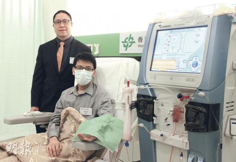 腎衰竭患者Samuel(前)認為腎科中心設備完善,更設上網功能,讓他可利用洗血時間自我增值,其間他更成功開設補習社。後為香港浸信會醫院腎科中心主管黃煜醫生。(李芷君攝) 腎衰竭患者Samuel(前)認為腎科中心設備完善,更設上網功能,讓他可利用洗血時間自我增值,其間他更成功開設補習社。後為香港浸信會醫院腎科中心主管黃煜醫生。(李芷君攝)