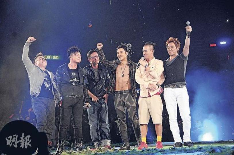 古惑仔班底林曉峰(左起)錢嘉樂、導演劉偉強、伊健、陳小春及朱永棠合唱《友情歲月》。(攝影﹕梁迺楠) YoYo前晚一直在後台打點,至中段才走到台前欣賞男友演出。(攝影﹕梁迺楠) 古巨基突然上台,帶領觀眾大叫「伊健,YoYo,快點嘟嘟(結婚)!」(攝影﹕梁迺楠) 湯盈盈(右)與梁靖琪(左)在台下拿着熒光棒投入睇騷。(攝影﹕梁迺楠) 古惑仔班底林曉峰(左起)錢嘉樂、導演劉偉強、伊健、陳小春及朱永棠合唱《友情歲月》。(攝影﹕梁迺楠) YoYo前晚一直在後台打點,至中段才走到台前欣賞男友演出。(攝影﹕梁迺楠) 古巨基突然上台,帶領觀眾大叫「伊健,YoYo,快點嘟嘟(結婚)!」(攝影﹕梁迺楠) 湯盈盈(右)與梁靖琪(左)在台下拿着熒光棒投入睇騷。(攝影﹕梁迺楠)