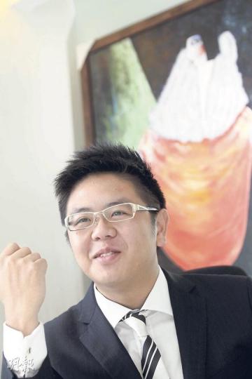 任職投資總監的「80後」洪嘯峰認為,年輕人宜預早訂立理財計劃,這也是一種人生規劃,從而能贏在起跑線。(郭慶輝攝) 任職投資總監的「80後」洪嘯峰認為,年輕人宜預早訂立理財計劃,這也是一種人生規劃,從而能贏在起跑線。(郭慶輝攝)