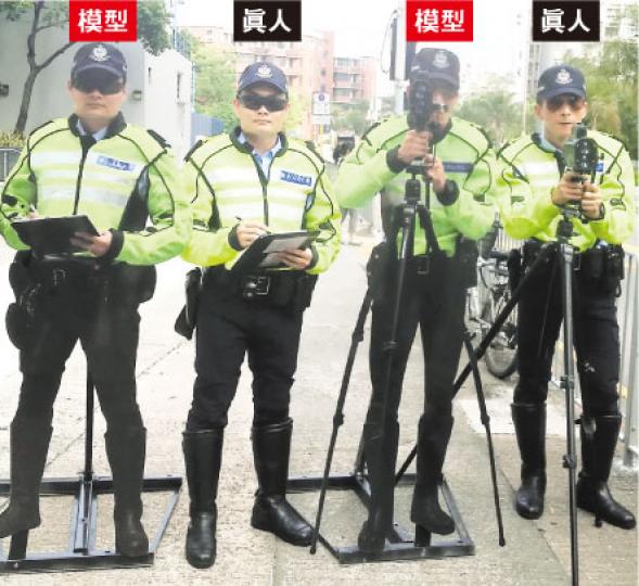 圖中「4個人」,若不看下半身,你知道哪兩個是真人嗎?兩個鋁合金「交通警」(左一、左三)今起會駐守新界北3條高速公路,它們與模特兒本人並列,幾可亂真。左二為「觀察員」模型真身、警員梁威,右一為「偵速員」模型真身、警長薛清楓。(丘楚怡攝) 圖中「4個人」,若不看下半身,你知道哪兩個是真人嗎?兩個鋁合金「交通警」(左一、左三)今起會駐守新界北3條高速公路,它們與模特兒本人並列,幾可亂真。左二為「觀察員」模型真身、警員梁威,右一為「偵速員」模型真身、警長薛清楓。(丘楚怡攝)