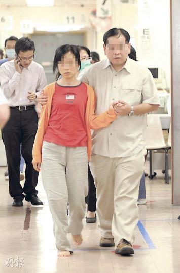 去年8月痛失愛兒的鄭妙華,昨一度把自己、女兒及外傭反鎖屋內,被救出後送院,赤腳的她偕夫離開醫院時稱,只望盡快召開死因庭尋回公道。(樊銳昌攝) 去年8月痛失愛兒的鄭妙華,昨一度把自己、女兒及外傭反鎖屋內,被救出後送院,赤腳的她偕夫離開醫院時稱,只望盡快召開死因庭尋回公道。(樊銳昌攝)