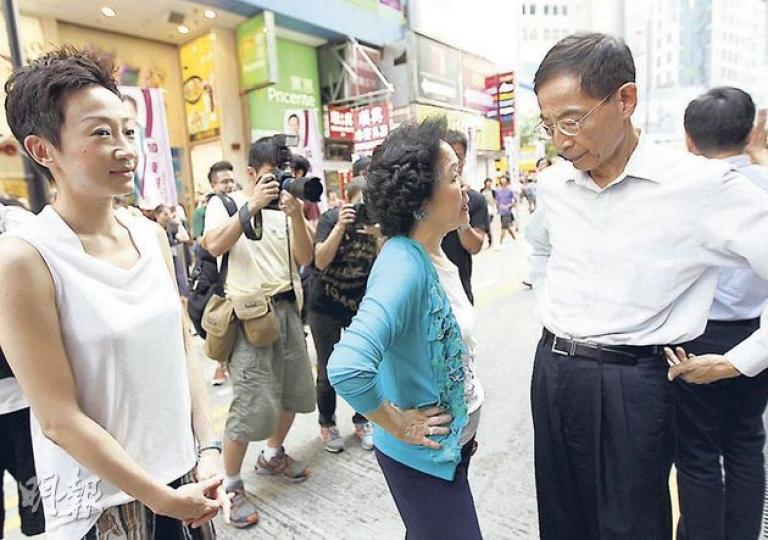 民主黨前主席李柱銘(右)和前政務司長陳方安生(中)昨日在銅鑼灣出席公民黨陳淑莊(左)的告急大會。李柱銘和陳太異口同聲,反對杯葛超級區議會選舉。(李紹昌攝) 民主黨前主席李柱銘(右)和前政務司長陳方安生(中)昨日在銅鑼灣出席公民黨陳淑莊(左)的告急大會。李柱銘和陳太異口同聲,反對杯葛超級區議會選舉。(李紹昌攝)