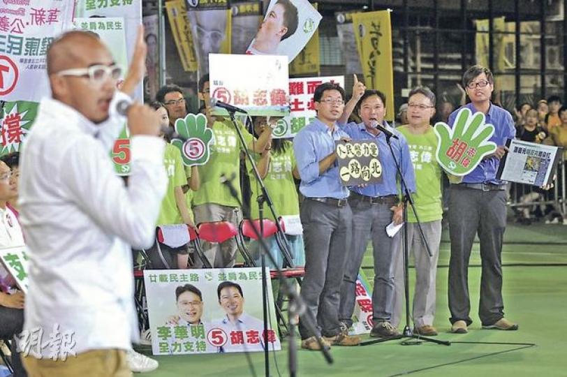 民主黨胡志偉(右二)昨在九東論壇上向人民力量黃洋達(左一)大反擊,批評人民力量邊高舉反共旗幟,邊分化民主派力量,更收取共產黨利益,有如「共產黨的針」。(鄧宗弘攝) 民主黨胡志偉(右二)昨在九東論壇上向人民力量黃洋達(左一)大反擊,批評人民力量邊高舉反共旗幟,邊分化民主派力量,更收取共產黨利益,有如「共產黨的針」。(鄧宗弘攝)