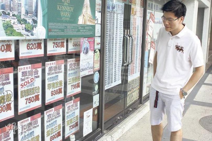 現任職銀行投資部的吳龍飛認為,額印限期將至加上新政府的房屋政策,預料本港樓市將會掉頭下跌,因此現時寧願「賺少啲」,都要連額印稅售出物業。(黃俊鋒攝) 現任職銀行投資部的吳龍飛認為,額印限期將至加上新政府的房屋政策,預料本港樓市將會掉頭下跌,因此現時寧願「賺少啲」,都要連額印稅售出物業。(黃俊鋒攝)