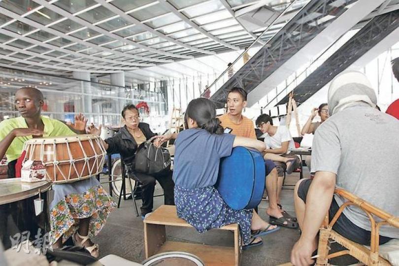 佔領中環清場限期3日前屆滿,昨日仍有10多人留守,眾人在場聊天,亦有人打鼓打發時間。(李紹昌攝) 匯豐昨午12時許派出約10名保安員到中環總行地下,但無清場行動,只以紙筆記錄佔領者物品,其間以攝影機拍攝,約半小時後離去。(林錫禮攝) 佔領中環清場限期3日前屆滿,昨日仍有10多人留守,眾人在場聊天,亦有人打鼓打發時間。(李紹昌攝) 匯豐昨午12時許派出約10名保安員到中環總行地下,但無清場行動,只以紙筆記錄佔領者物品,其間以攝影機拍攝,約半小時後離去。(林錫禮攝)