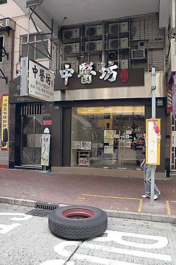 一輛雙層城巴昨在灣仔軒尼斯道行駛時,左邊車尾一個逾百磅車輪飛脫,沿馬路滾前至100米外,幸當時前方無車輛及途人經過。(林錫禮攝) 城巴左邊車尾車輪飛脫後,同軸另一車輪亦鬆脫卡在沙板,幸意外未有釀成傷亡。(林錫禮攝) 一輛雙層城巴昨在灣仔軒尼斯道行駛時,左邊車尾一個逾百磅車輪飛脫,沿馬路滾前至100米外,幸當時前方無車輛及途人經過。(林錫禮攝) 城巴左邊車尾車輪飛脫後,同軸另一車輪亦鬆脫卡在沙板,幸意外未有釀成傷亡。(林錫禮攝)