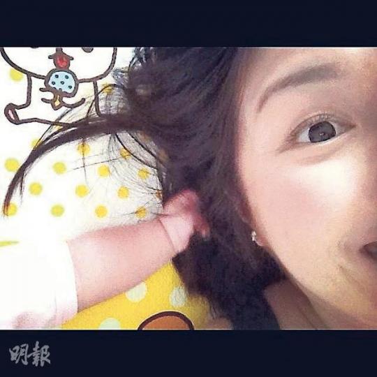 千嬅享受湊仔樂,前晚上載被兒子Torres手仔抓着頭髮的照片,眼神充滿喜悅。(微博圖片) 千嬅享受湊仔樂,前晚上載被兒子Torres手仔抓着頭髮的照片,眼神充滿喜悅。(微博圖片)